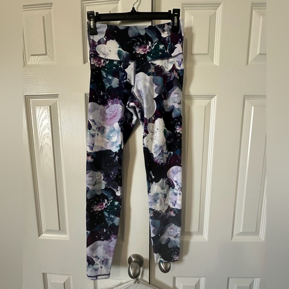 Women’s floral small petite old navy active leggings - Picture 1 of 5